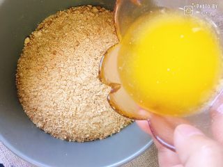 3、樱花奶油芝士蛋糕,将饼干碎铺在模具底部，倒入融化好的黄油。