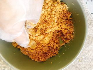 4、樱花奶油芝士蛋糕,戴上一次性手套混合均匀。