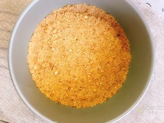 5、樱花奶油芝士蛋糕,再次铺平，放入冷藏室待用。