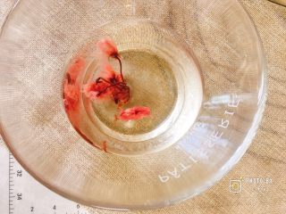 6、樱花奶油芝士蛋糕,盐渍樱花换水浸泡两三次，去除多余盐份。