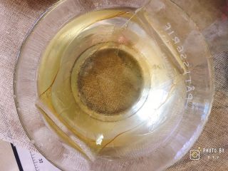 7、樱花奶油芝士蛋糕,吉利丁片用冰水泡软。