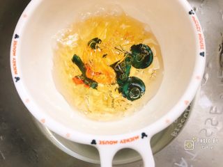 8、樱花奶油芝士蛋糕,捞出软化的吉利丁片，隔热水融化。