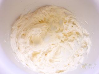 10、樱花奶油芝士蛋糕,打发至蓬松羽毛状即可。