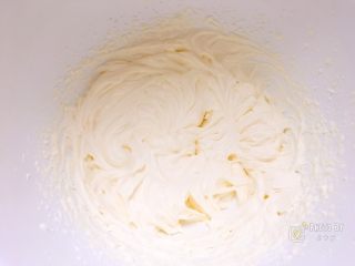 12、樱花奶油芝士蛋糕,打发至出现羽毛状纹路即可。