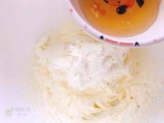 14、樱花奶油芝士蛋糕,倒入融化好的吉利丁液，快速打发均匀，同样是出现羽毛状纹路即可。