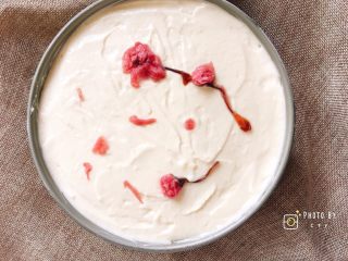 16、樱花奶油芝士蛋糕,随意地摆上盛开樱花，放入冷冻室3-4小时。