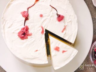 17、樱花奶油芝士蛋糕,这时候的蛋糕定型地刚刚好，切起来非常容易。