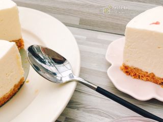 18、樱花奶油芝士蛋糕,切面也比较细腻，下午茶一块足够。