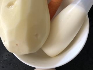 1、日式土豆沙拉,主要材料大集合，土豆削皮，红萝卜削皮备用