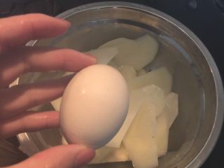 3、日式土豆沙拉,鸡蛋也一同放进锅里，隔水蒸熟