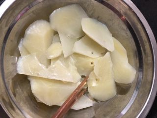 4、日式土豆沙拉,用筷子能轻易穿透土豆，就代表土豆泥熟了，用勺子压成泥