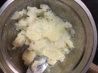5、日式土豆沙拉,压好的土豆泥摊凉备用