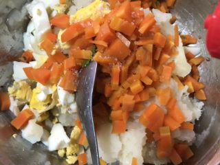 10、日式土豆沙拉,以此把鸡蛋，红萝卜放进土豆泥里，放入盐跟胡椒粉