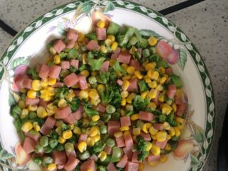 3、自制电饼铛披萨,面发酵我们来做配菜，把所有菜切好备用，最好把菜用黄油炒一遍我觉得这样更加好吃