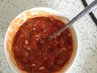 4、自制电饼铛披萨,自己制作披萨酱，在锅里把黄油遇热放入大蒜，洋葱炒一下颜色发暗到入西红柿炒炒在到入番茄酱和胡椒粉放点水烧开放在碗里待用