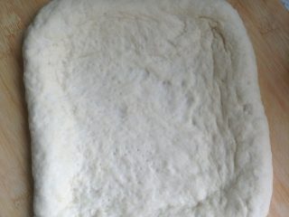 5、自制电饼铛披萨,面发酵好后揉一遍在进行二次发酵大概15分钟这样，发好之后用擀面杖擀开周围可以做厚一点在用叉子叉满中间