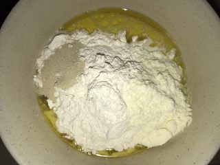 2、披萨包,加入盐，油，糖，酵母，水混合均匀，将面团揉成光滑面团