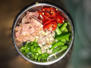 6、披萨包,准备披萨材料，培根切小条状、青椒、红椒切粒、红葱头切碎