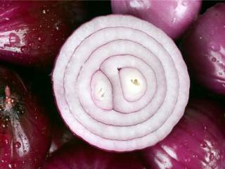 1、啤酒洋葱抱子甘蓝披萨,取平底锅，中火融化软化的黄油 ，加入大号的红洋葱 ，小火煎15分钟，不要让洋葱炒焦了。