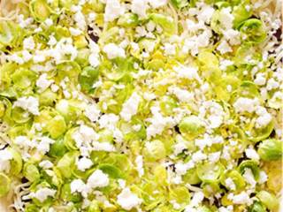 3、啤酒洋葱抱子甘蓝披萨,把抱子甘蓝 底部的茎摘掉，把叶子掰开。