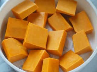 1、南瓜夹心苏打饼,南瓜去皮切大块。