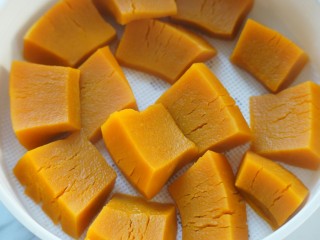 2、南瓜夹心苏打饼,隔水蒸半个小时左右。