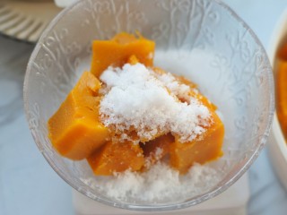 3、南瓜夹心苏打饼,蒸熟后的南瓜称取220g,趁热加入35g细砂糖。35g糖微甜不腻,喜欢甜一点可以多加5-10g糖。