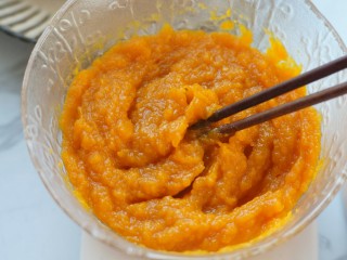 4、南瓜夹心苏打饼,趁热用筷子拌匀。