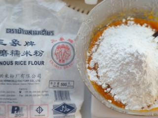 5、南瓜夹心苏打饼,稍冷却,加入100g糯米粉。