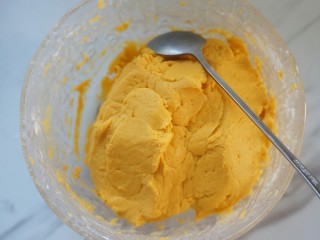 6、南瓜夹心苏打饼,揉成团,无干粉即可。