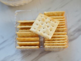 7、南瓜夹心苏打饼,准备一盒苏打饼干。