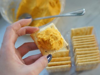 8、南瓜夹心苏打饼,放上22g左右南瓜糯米面团。