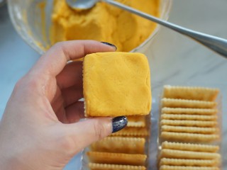 9、南瓜夹心苏打饼,整成正方形。