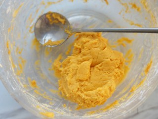 13、南瓜夹心苏打饼,我做了11块,还有剩余的少许面团。不要浪费哦~