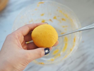 14、南瓜夹心苏打饼,剩余的面团分成两份,捏成饼状。