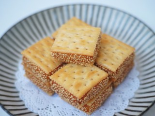 19、南瓜夹心苏打饼,苏打饼干表面金黄,南瓜糯米夹心香甜软糯。