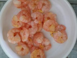 1、海鲜披萨蛋饼---睿宝私房菜,准备好的虾仁蘸上鸡蛋液下锅煎至金黄。辣椒。胡萝卜。葱。切丝备用。