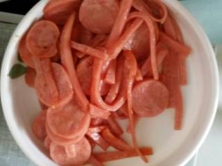 2、海鲜披萨蛋饼---睿宝私房菜,培根切丝火腿切片分别下锅煎出香味即可。。