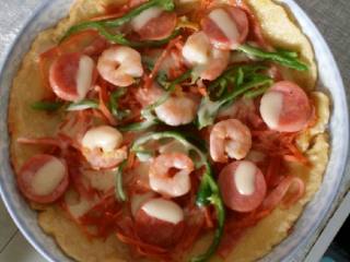 4、海鲜披萨蛋饼---睿宝私房菜,开火盖上锅盖小火焖一下。。至奶酪融化。晃动一下锅。。饼锅之间轻松分离。就可以出锅了啦。。