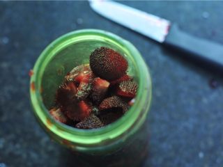 2、西瓜蛋糕卷,因为慕斯冷冻需要时间，所以我们先做西瓜慕斯。 杨梅洗干净，去核后放入ACA便携式果汁杯中，不用加水，直接打成果泥