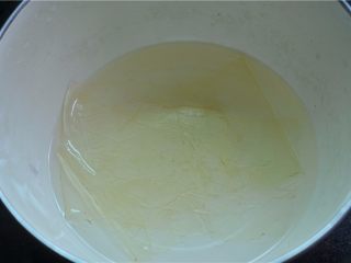 3、西瓜蛋糕卷,吉利丁片放入冷开始中泡软备用（泡软马上捞出备用，不能一直放在水中哦，会化的）