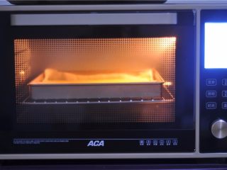 5、西瓜蛋糕卷,放入预热好的烤箱，180度烤15分钟，表面微微显现咖啡色