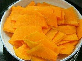 1、南瓜饼,南瓜切薄片放盘子中，然后放入锅中蒸熟