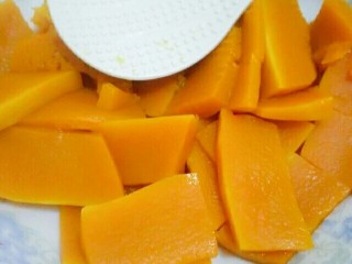 2、南瓜饼,蒸好的南瓜滤出水份