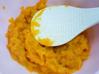 3、南瓜饼,用勺子压成南瓜泥