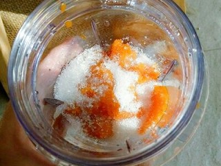 4、南瓜饼,将南瓜泥倒入料理机中，加入40克白砂糖，搅打一下