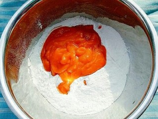 5、南瓜饼,称好220克糯米粉，加入南瓜泥