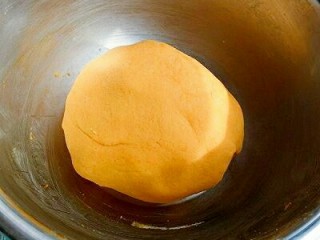 6、南瓜饼,揉成光滑的面团