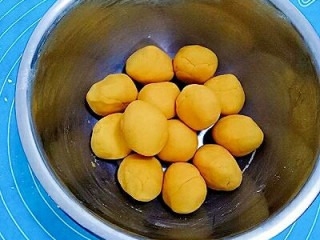 7、南瓜饼,将南瓜面团每份27克分成了13份