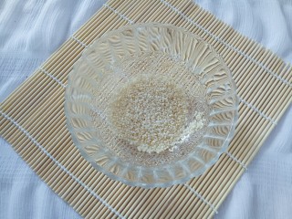 9、南瓜饼,准备熟白芝麻放入小碗中